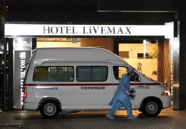 軽症者のホテルへの移送が始まり、兵庫県姫路市にあるホテルにも患者を乗せた救急車が到着しました＝4月13日