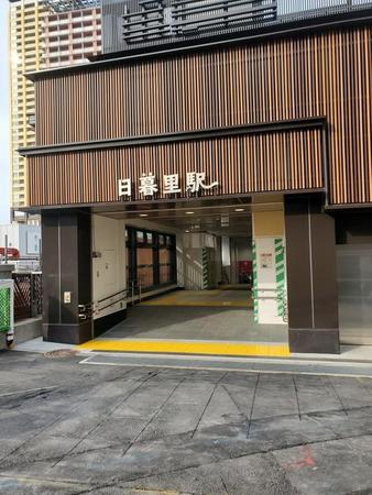 猫をイメージした駅名表示を掲げた日暮里駅の北口西側出口。そのことはアピールせず、気が付かずに通り過ぎるような「さりげなさ」がある＝都内