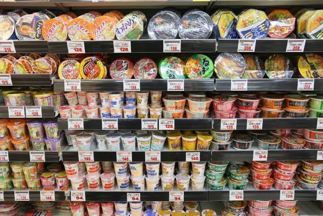 インスタント食品の売り上げ250％…買いだめ・買い占めの起こったスーパー業界　現場で何が起きていたのか