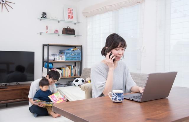 在宅勤務…普通に通勤しているより疲労が溜まってしまいそうな人もいるかもしれませんが…（tatsushi/stock.adobe.com）