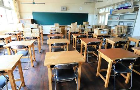 がらんとした教室には、生徒に配布されていない教材が保管されたままになっていた＝神戸市内の中学校、2020年4月
