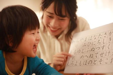 小学校低学年…どれくらい勉強をさせたらいいのか迷いますね（yamasan/stock.adobe.com）