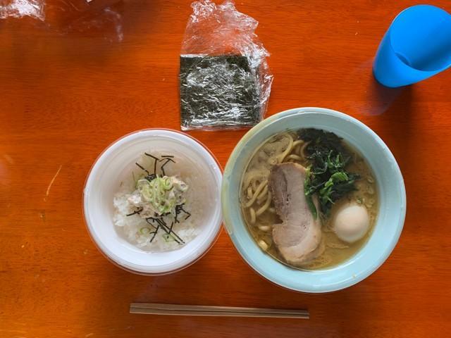 持ち帰りのラーメンセット。自宅で本格的な味を楽しめる