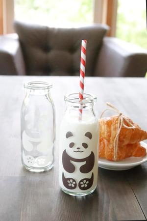 こんな牛乳瓶で牛乳を飲めたら、朝からテンション上がりそう！！（提供）