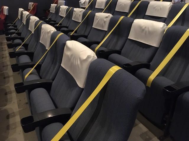 感染防止のため客席は1席ずつ間隔を設けている＝シネマ神戸