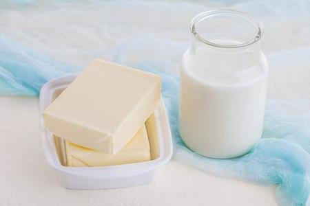 牛乳とバターで「生クリーム」ができる！？(matka_Wariatka/stock.adobe.com)