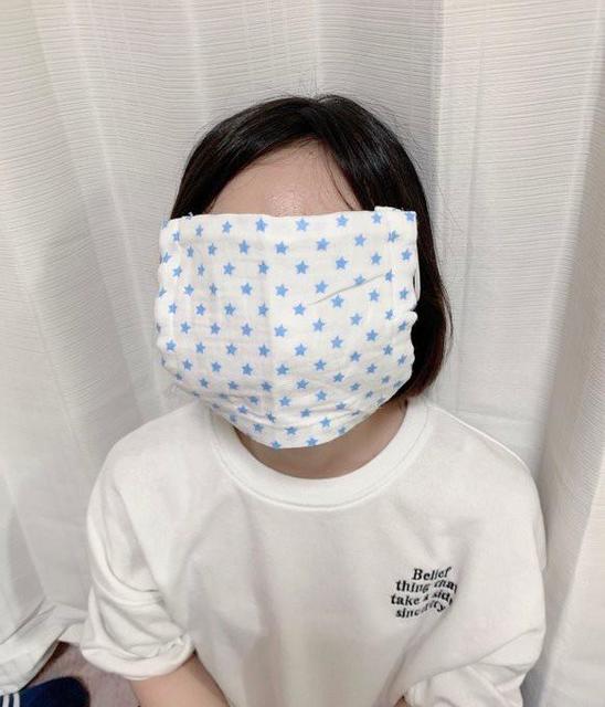 おばあちゃんから、学童で働く孫娘に届いた「特大マスク」 桁違いの愛情に「前が見えません」…!?