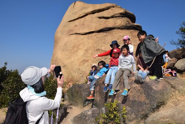 ニコニコ岩には岡山県内外から観光客が絶えない