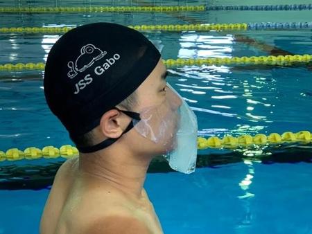 コロナ予防で導入された「水泳指導用マスク」を使用