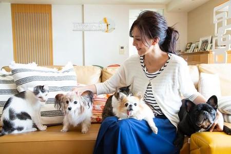 自宅で「家族」として生活する犬や猫と接する杉本彩 (撮影・山村隆彦)