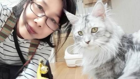 自撮による西村多賀子さんと猫ちゃん