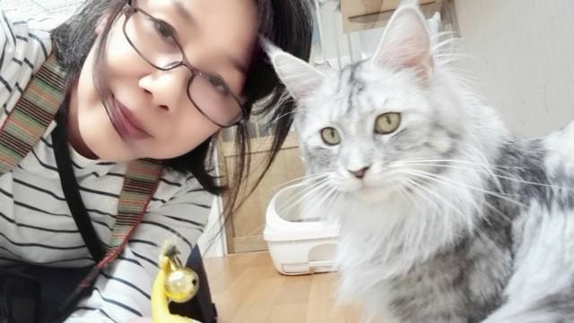 自撮による西村多賀子さんと猫ちゃん