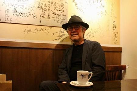 お気に入りの喫茶店でインタビューに応じる松本隆さん＝神戸市内