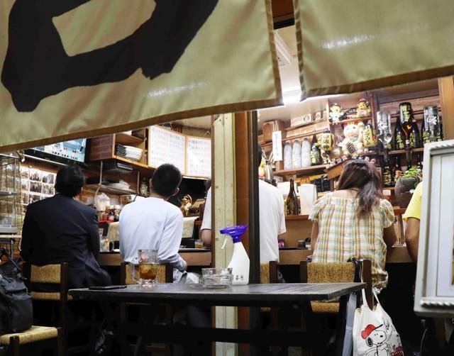 店のドアを取り払い、店内の換気を徹底。席の間隔も離した