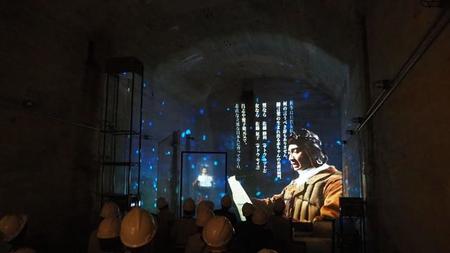 蛍が乱舞する中で、一言ずつ噛みしめるように朗読される様子が映し出される