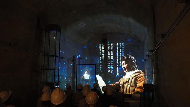 蛍が乱舞する中で、一言ずつ噛みしめるように朗読される様子が映し出される