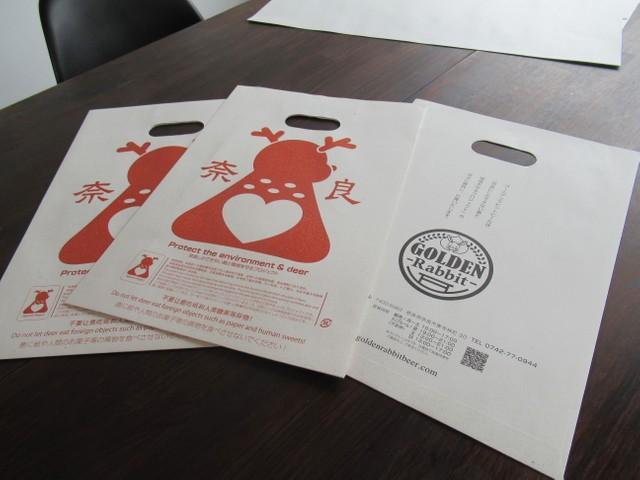 奈良の鹿を守る救いの神！？「鹿紙」で作った紙袋登場　ポリ袋誤食による死亡事故…減らすために開発