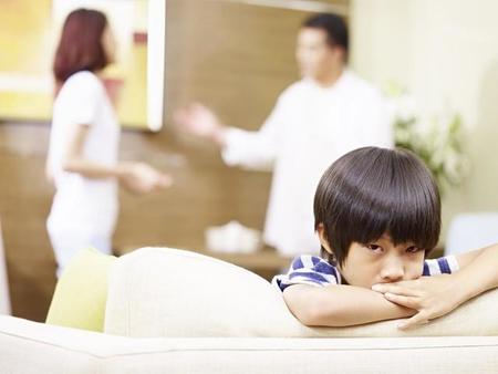 離婚すると決めたとき、親が最も悩むことのひとつが「子供にどう伝えるか」ともされています（imtmphoto/stock.adobe.com）