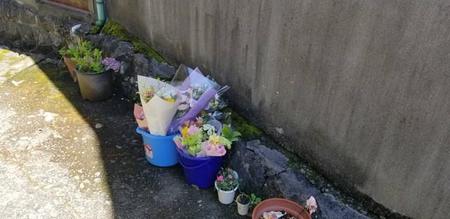 静岡県沼津市で１９歳の女子大生が殺害された事件現場。花が手向けられていた(撮影・小川泰平)