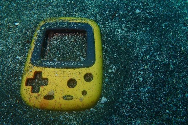 水深16ｍの砂地で見つかったポケットピカチュウの「抜け殻」（？）＝矢北さん提供