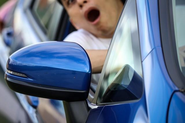 近年の報道や、あおり運転の厳罰化を盛り込んだ法改正の動きにも関わらず…（yamasan/stock.adobe.com）