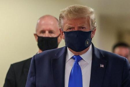 米ワシントン近郊のウォルター・リード軍医療センターで、マスクを着けたトランプ大統領（ロイター＝共同通信社提供）
