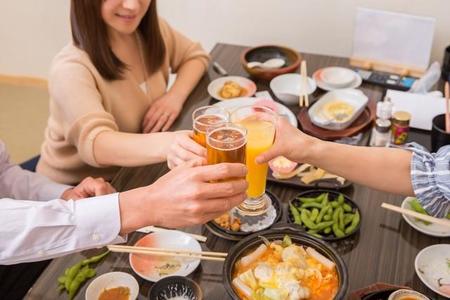 飲み会について、半分近くの人が「感染も周囲の目も気になる」と回答しています（buritora/stock.adobe.com）