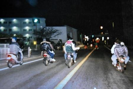 ミニバイクで暴走する若者ら＝2009年11月、兵庫県内（兵庫県警提供）