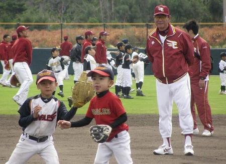 野球教室で少年達のプレーに笑顔を見せる楽天監督時代の星野氏(2012年撮影)