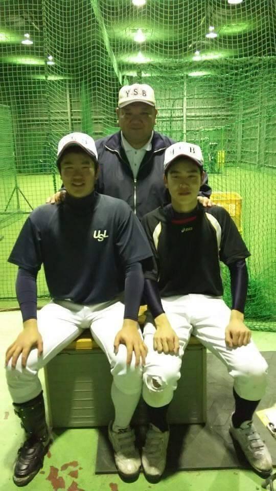 少年野球の指導者として活躍している矢作さん（中央）
