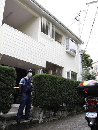 女がボーガンや包丁を使って夫を殺そうとした現場のアパート。右の上階が居室とみられる＝7月26日午前11時26分、神戸市兵庫区