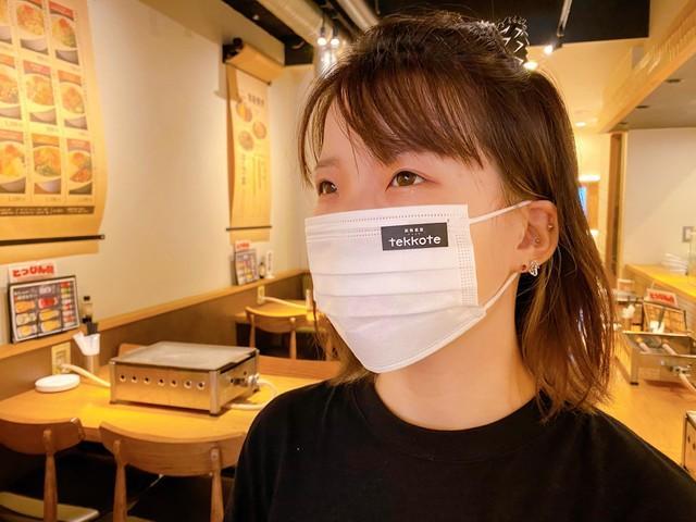 　鉄板食堂tekkoteでは、マスクを貼ってくれる来店客にお礼でワンドリンクを提供