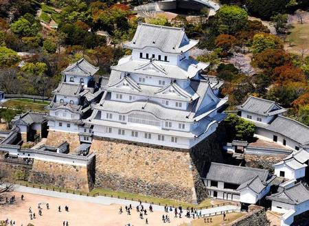 世界文化遺産・国宝姫路城＝２０１９年４月、姫路市上空から