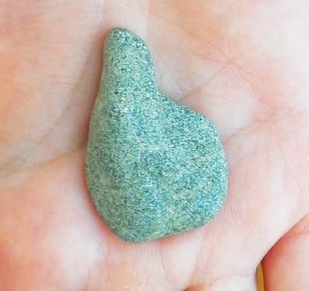 １万４千トンもの玉砂利の中から女児が見つけたイエーイの石＝兵庫県内