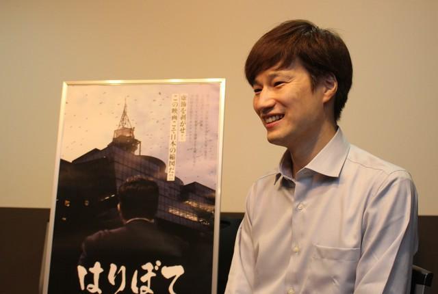 映画「はりぼて」について語る五百旗頭幸男監督＝大阪市内