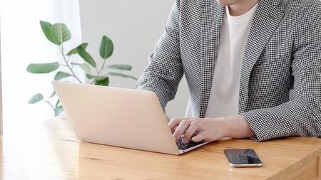 テレワークの浸透で増えたのがメールでの仕事(polkadot/stock.adobe.com)