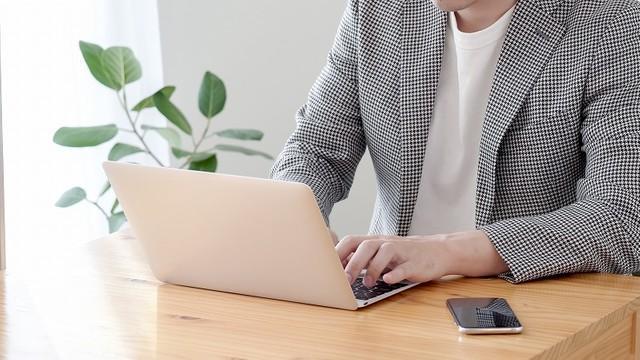 テレワークの浸透で増えたのがメールでの仕事(polkadot/stock.adobe.com)