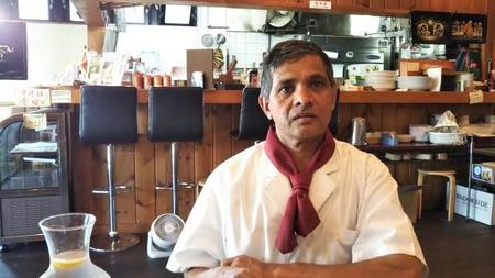 初来日からの経緯を語るラッキーさん