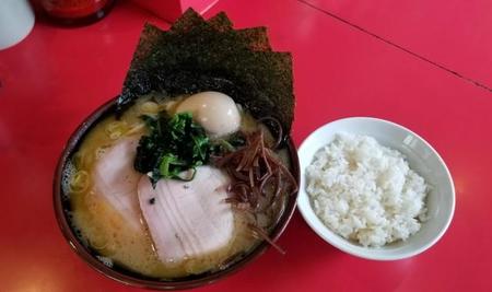 家系ラーメン「どんとこい家」の昼めしセット。早朝から食べられる＝横浜市内