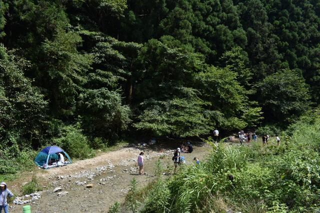 登山客や川遊び、バーベキューを楽しむ家族連れや若者たちがたくさん訪れる大阪・千早赤阪村