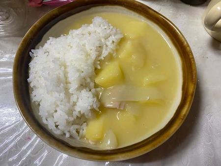 この「シチューライス」の写真が話題に＝梅薗 眞澄@無限列車製作中（@Masumi_571）さんのツイートより