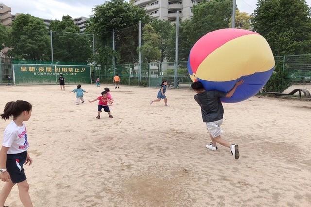 巨大ビーチボールでサッカーも（palafool提供）