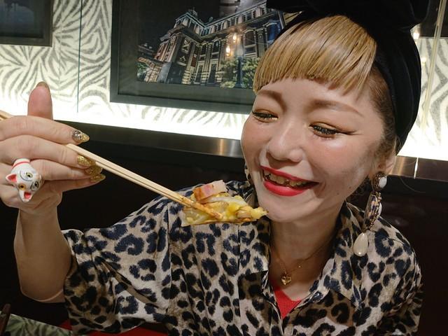さすが大阪 ヒョウ柄のおばちゃんは割引 話題の人気お好み焼き店に全身ヒョウ柄で行ってみた ライフ 社会総合 デイリースポーツ Online