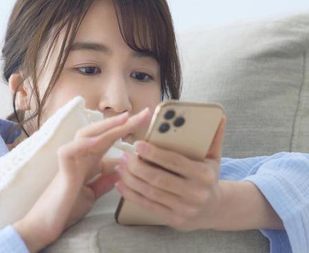 LINEにしばられちゃってるママ、けっこういるのではないでしょうか（metamorworks/stock.adobe.com）