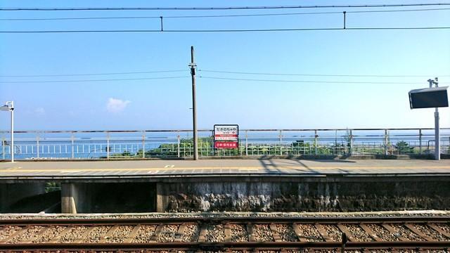 180度パノラマ絶景「水平線が見渡せる駅」が話題　写真を投稿したら…鉄道会社も驚く反響に