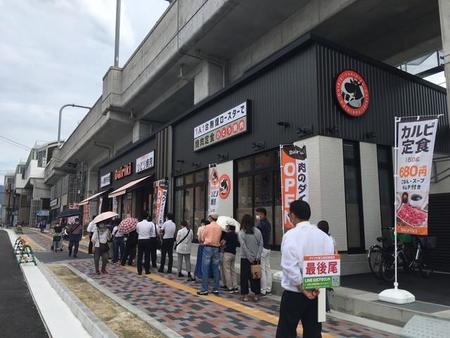 オープン2日目も行列が絶えない「お肉屋さんのひとり焼肉」＝東大阪市岩田町4、近鉄若江岩田駅すぐ（2020年9月16日撮影）