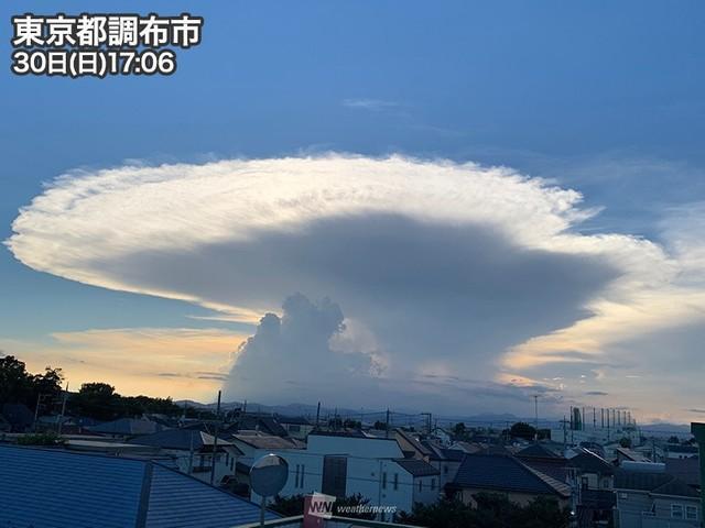 SNSで話題になった「かなとこ雲」の写真。まるで雲が爆発を起こしているようなダイナミックさ（提供：ウェザーニュース、2020/08/30 17:35）