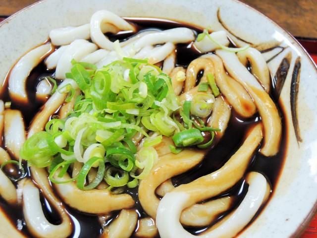 本場・伊勢の人気店で食べられている伊勢うどん。太麺に黒いタレが特徴だ(撮影・石原壮一郎)