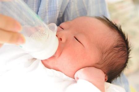 子どもがごくごく飲む、健やかに育つ…これは母乳でもミルクでも同じく嬉しいことですね