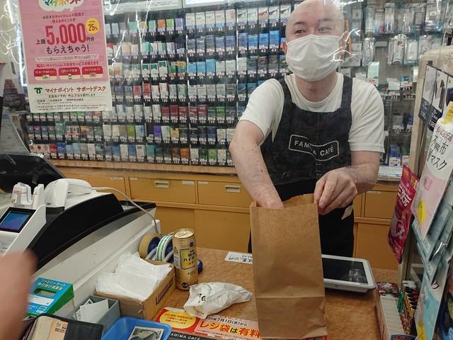 ポリ袋じゃなければOK？…「紙袋」を無料提供する、神戸のコンビニが話題に